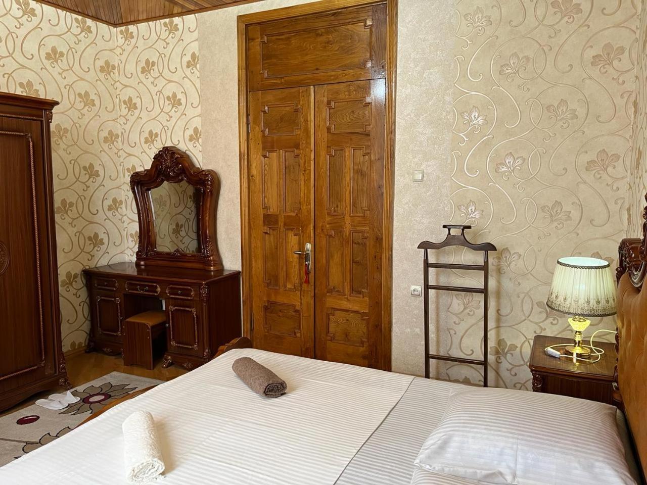 Guest House Levan II Dadiani Зугдиди Екстериор снимка