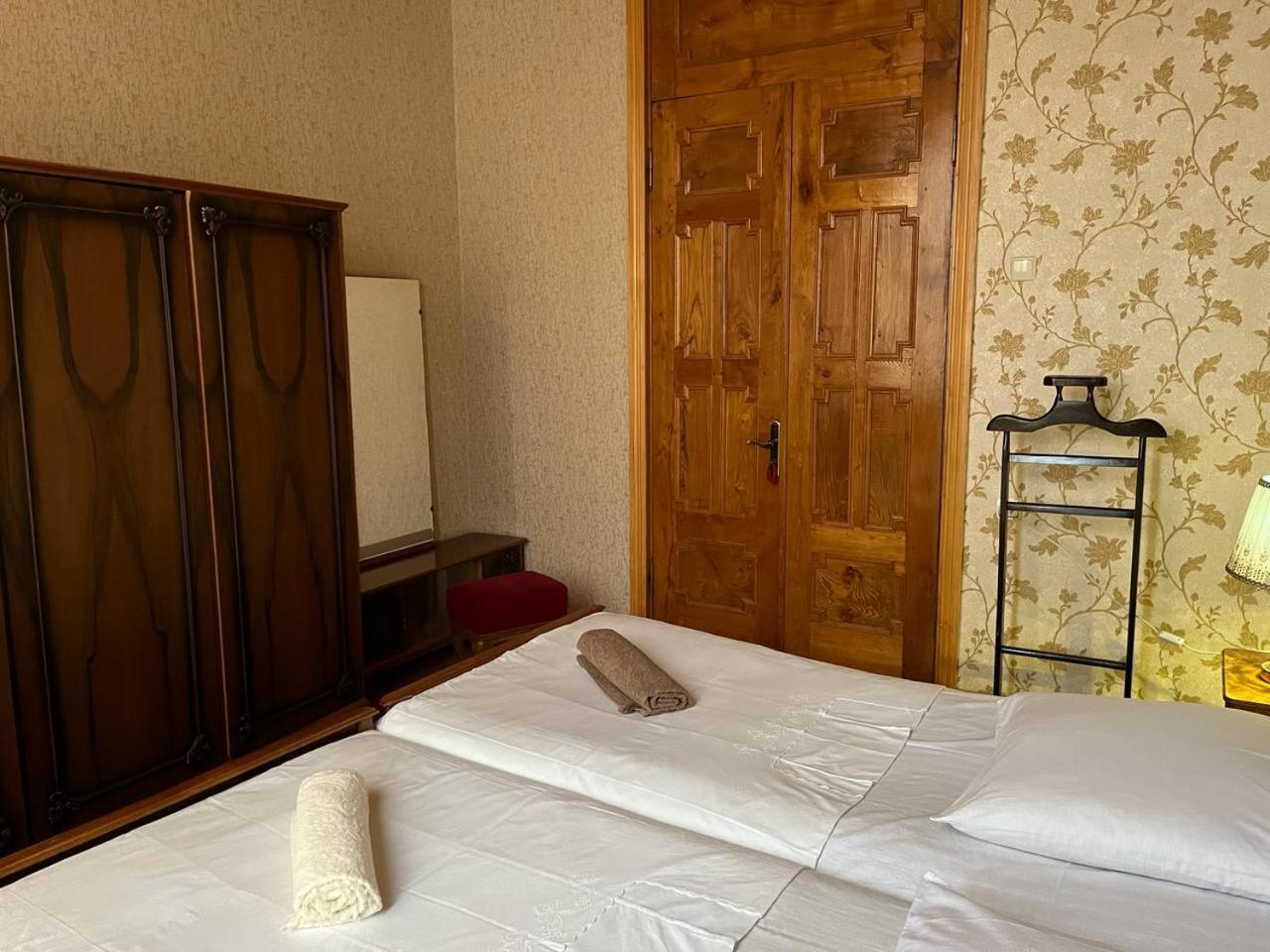 Guest House Levan II Dadiani Зугдиди Екстериор снимка