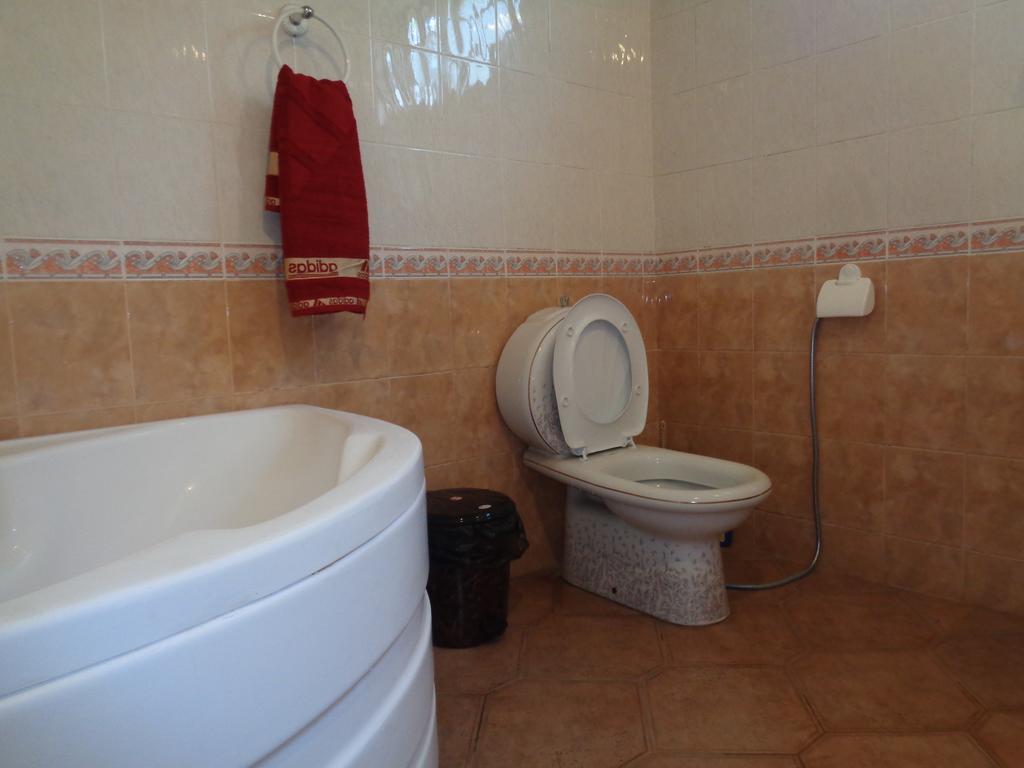 Guest House Levan II Dadiani Зугдиди Екстериор снимка