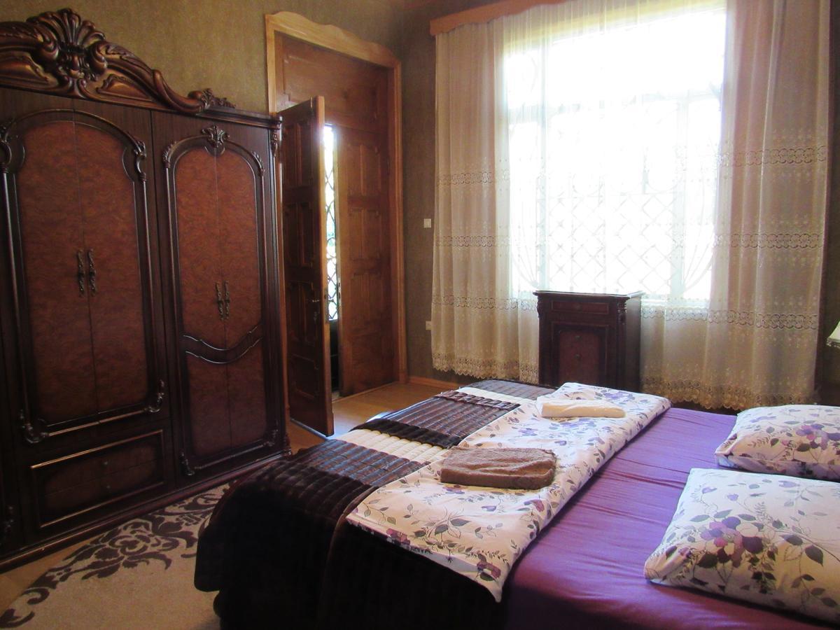 Guest House Levan II Dadiani Зугдиди Екстериор снимка