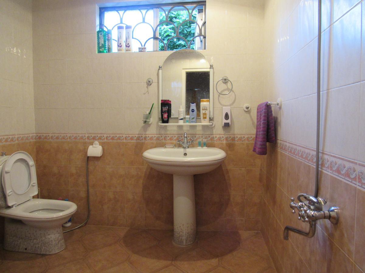 Guest House Levan II Dadiani Зугдиди Екстериор снимка